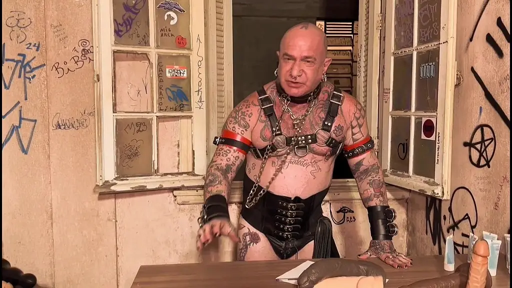 petplay aula pratica com heitor werneck testando os dildos na frente de todos - escola dos putos