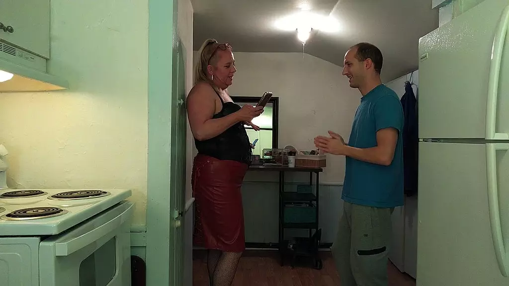 Парень решает впервые переодеться в женщину