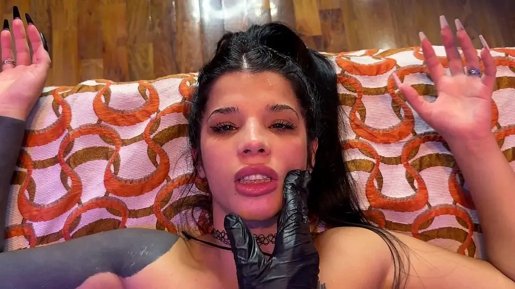 трахни меня и накажи, папочка! грубый секс в черных перчатках и шлепки заканчиваются спермой в жопе!