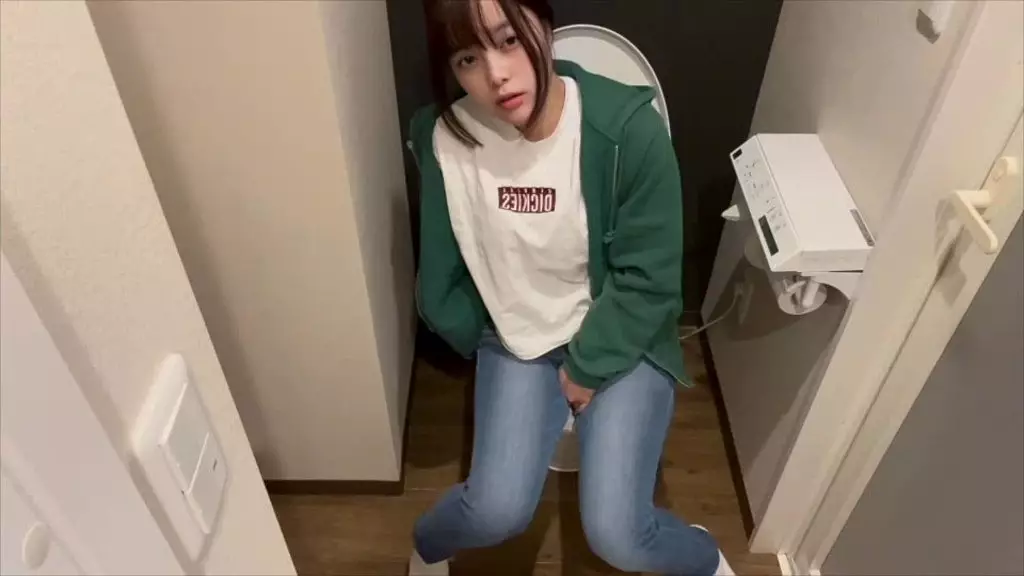 【女子大生のプライベートオナニー】 おまんこの毛がボーボーの真面目の女子大生のオナニーがエロい...