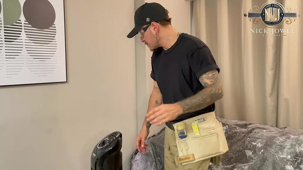 вау! горячая рыжая начальница гладко уговаривает маляра на секс!