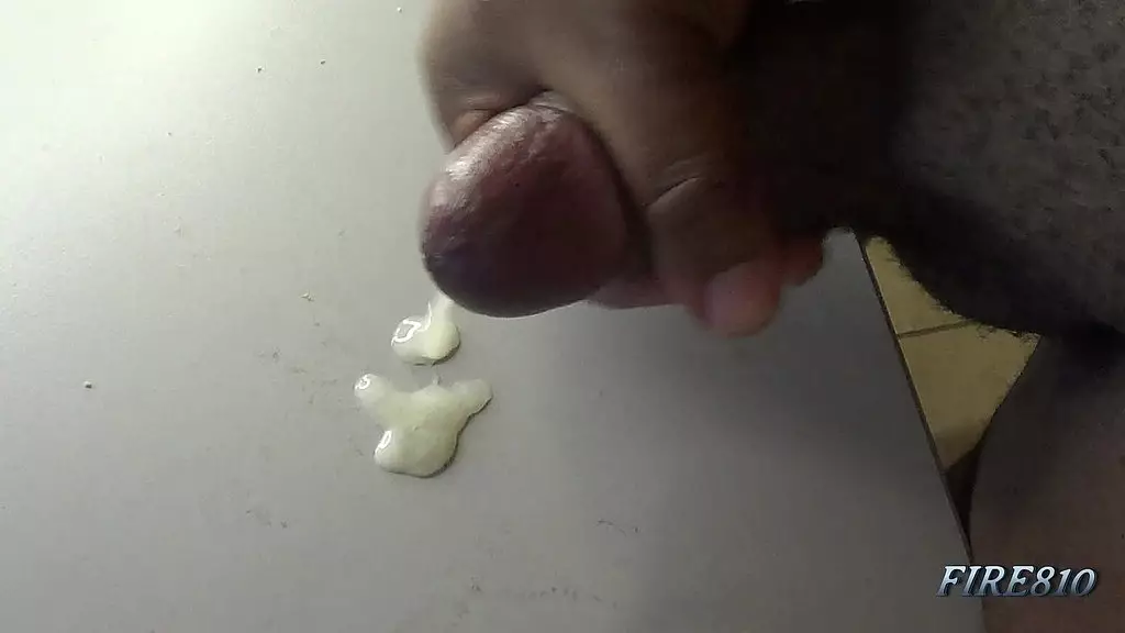 посмотрите, как этот черный член выдает огромный и кремовый орех на столе