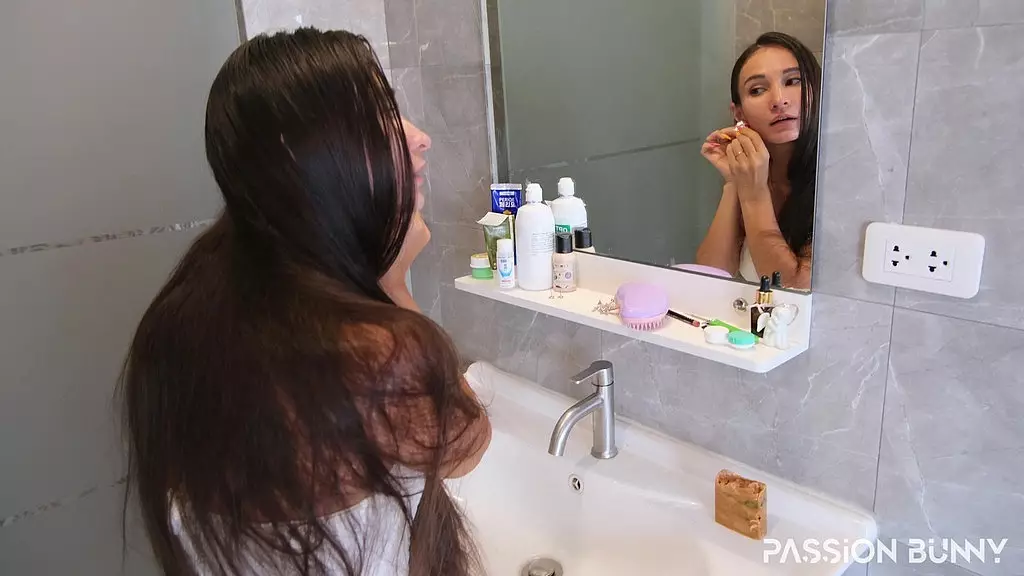 красотку поймали в ванной и трахнули в рот, кончив на лицо