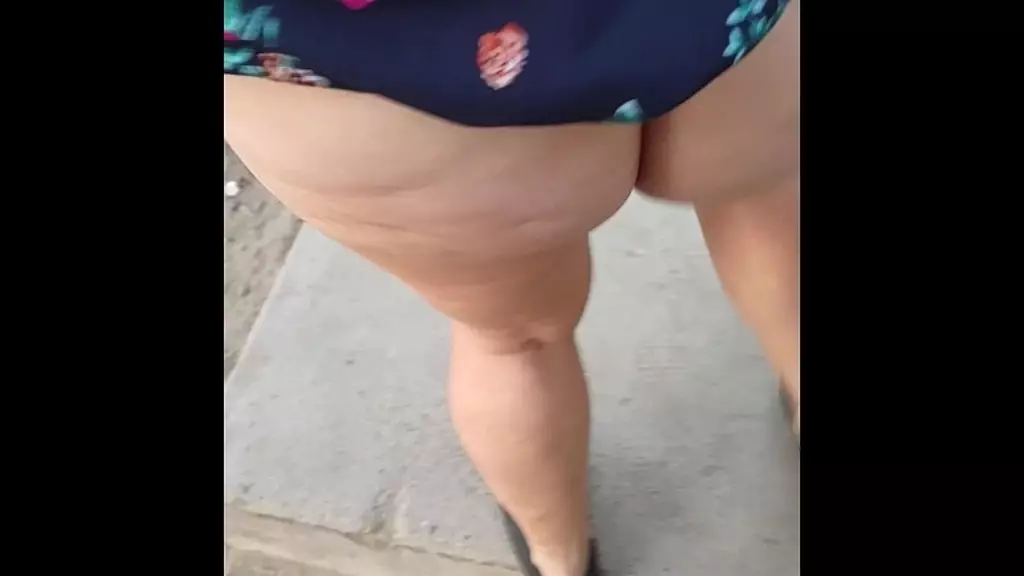 нахожу зрелую девушку на улице с мини-юбкой под юбкой