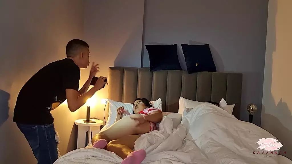 возбужденная жена трахается с соседом по комнате, пока мужа нет дома - часть 2 - Саванна Уотсон