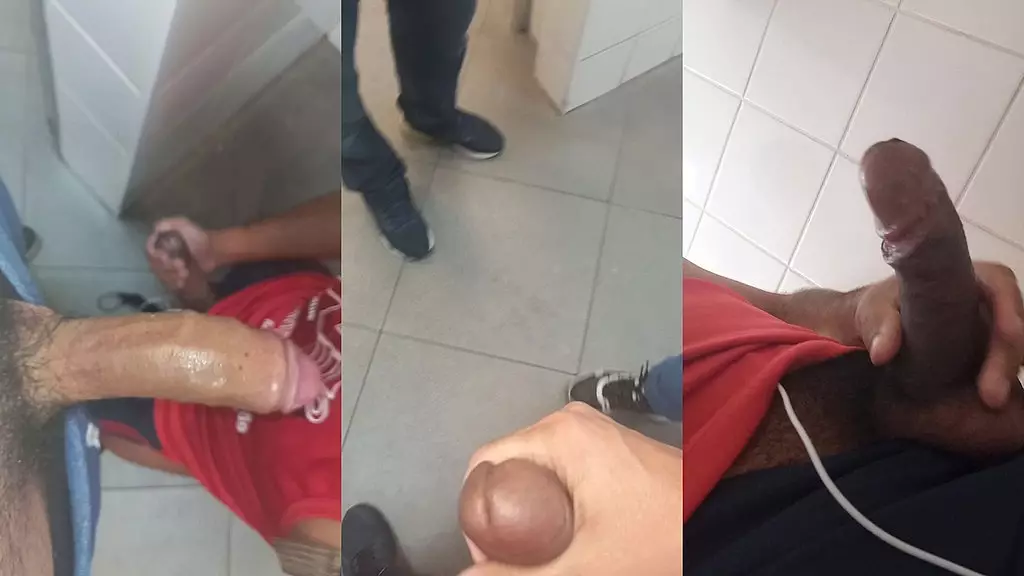 machos dotados nao controlam o tesao e fodem ate gozar dentro do Banheiro Publico