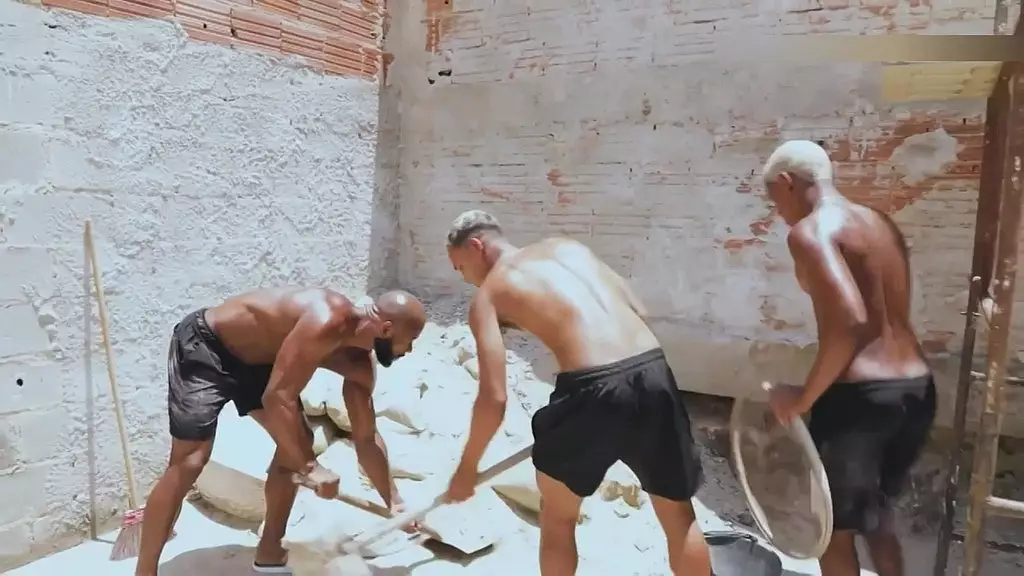 trabalhando na obra com um amigo eo encarregado tava todo cheio de graca. safado pra pagar nossa diaria exigiu que a gente fudesse ele. - полный