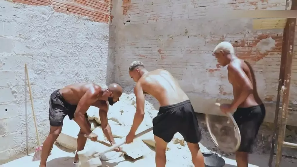 trabalhando na obra com um amigo eo encarregado tava todo cheio de graca. safado pra pagar nossa diaria exigiu que a gente fudesse ele. - часть I