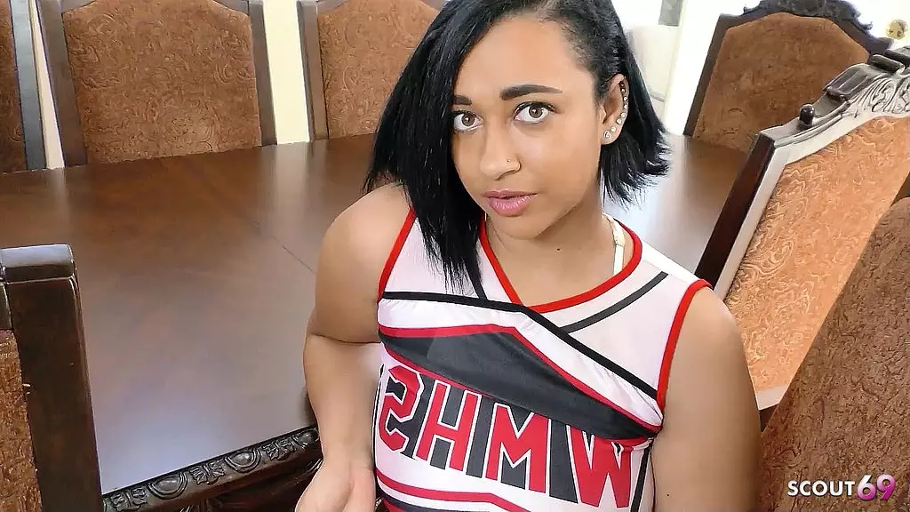 пышная черная девушка с большой задницей и натуральными отвисшими сиськами получает межрасовый секс с анилингусом от белого парня постарше