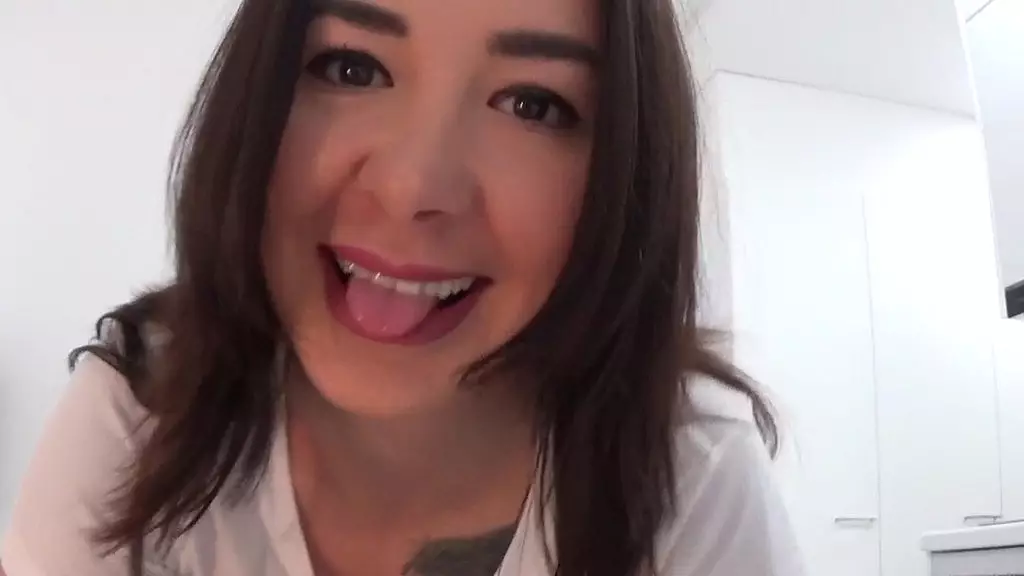 снова трахаю иранскую большезадую мачеху, пока папочка на работе