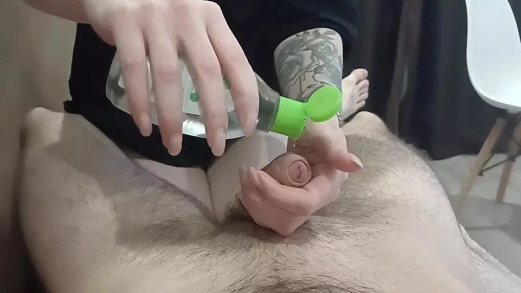 массажистка дрочит член в масле