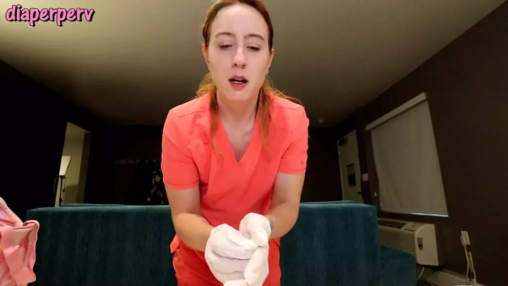 Медсестра по уходу на дому Мисти меняет твой грязный подгузник!