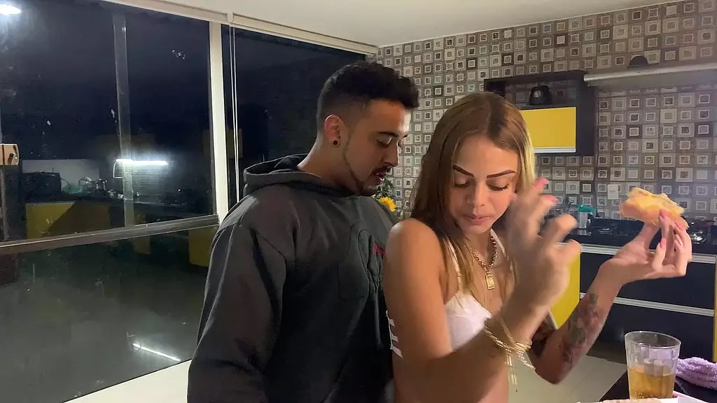 novinha transando com motoboy entregador depois de receber seu ido so de calcinha