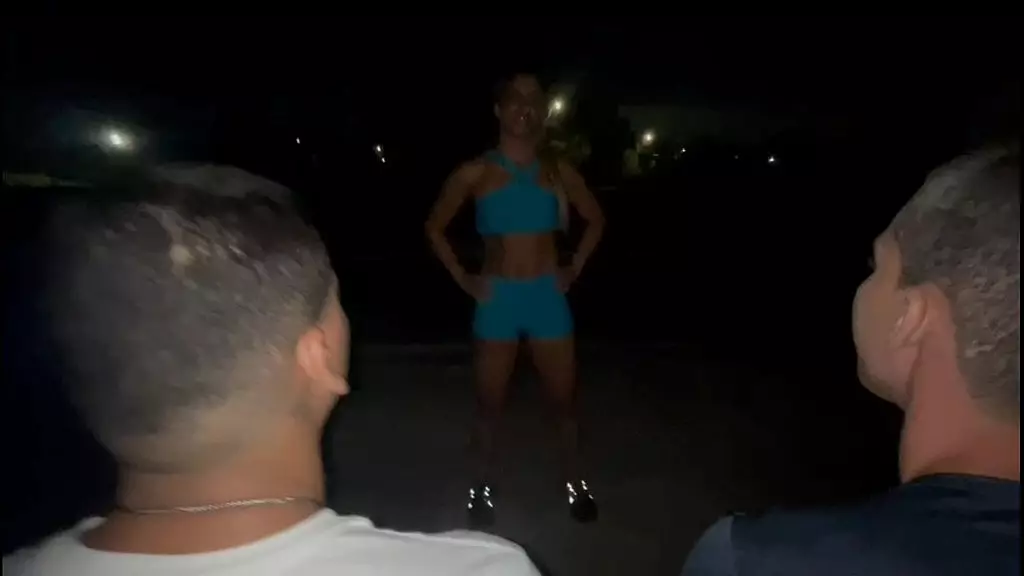 жена трахается на улице ночью фазендо секс аматор на улице