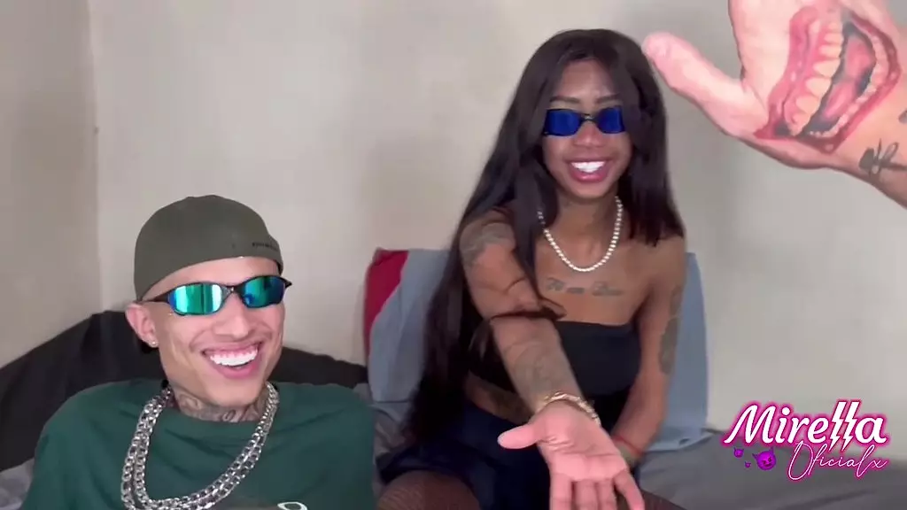 o corno gosta de helpir a puta com outro macho