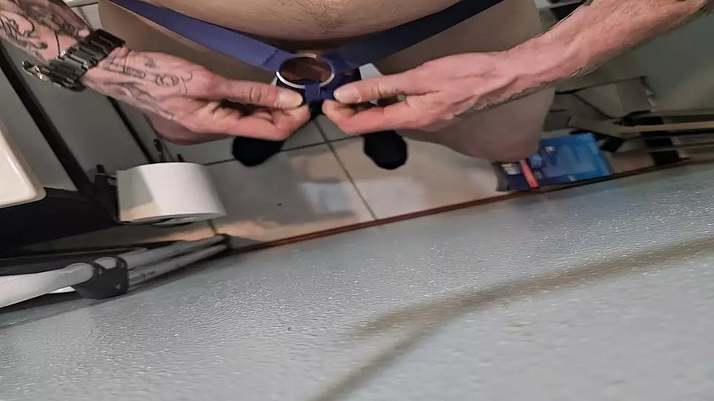 демонстрируя нижнее белье, член и яйца