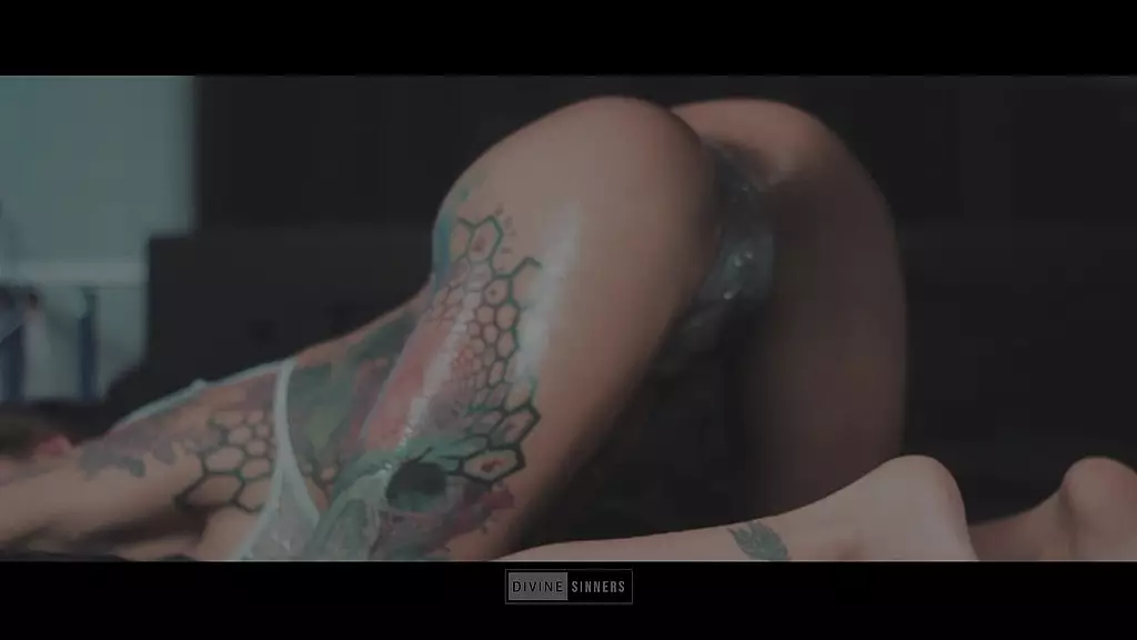 Divine Sinners - массаж тугой задницы, поклонение попке горячим маслом, голландская блондинка с татуировками, милфа Danique