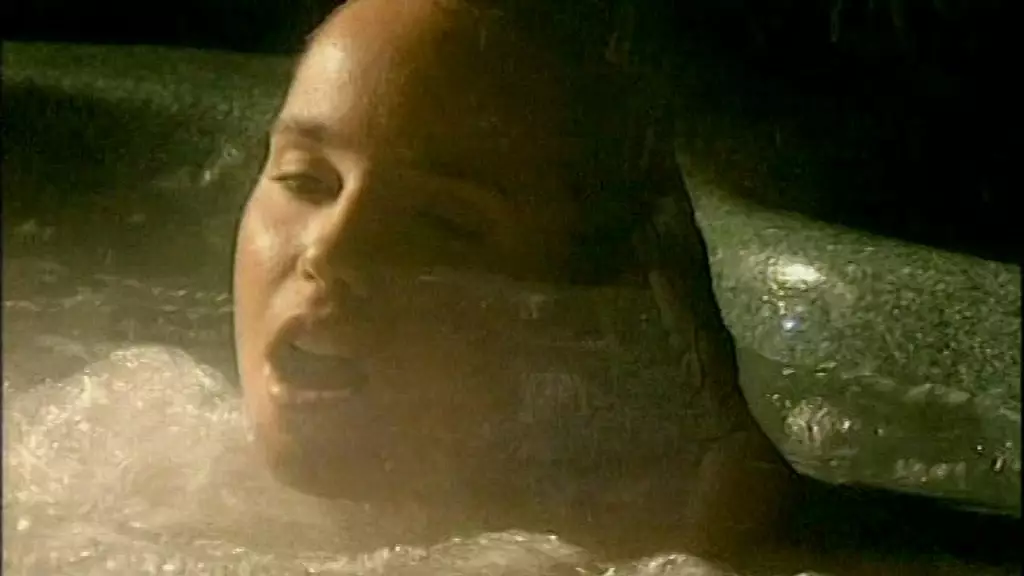 очаровательная Лора Лион появляется из воды, как муза