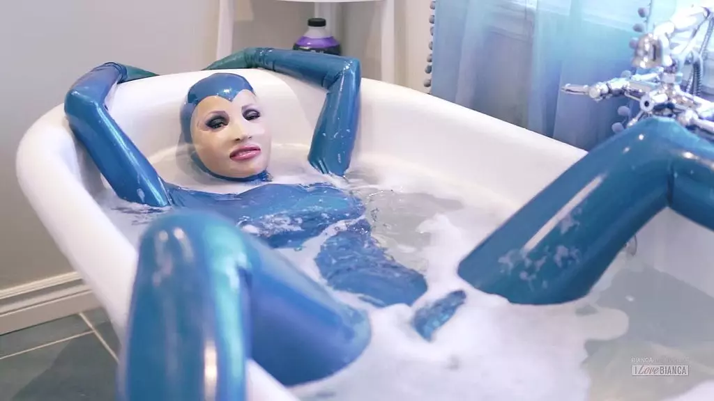 пенная ванна с синей сиреной