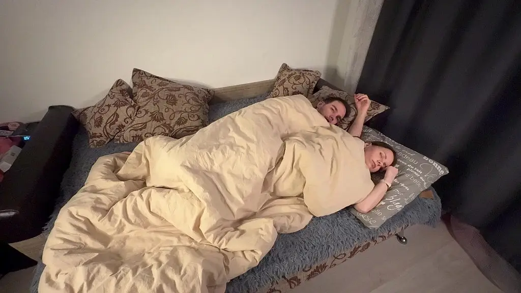 горячая русская мачеха позволяет пасынку разделить с ней постель