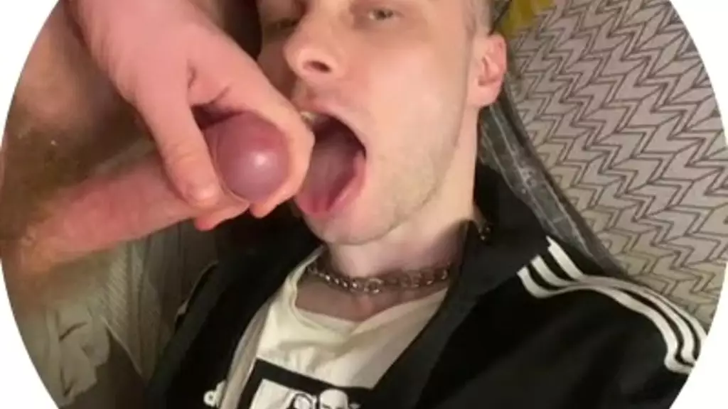 парень глотает мою сперму