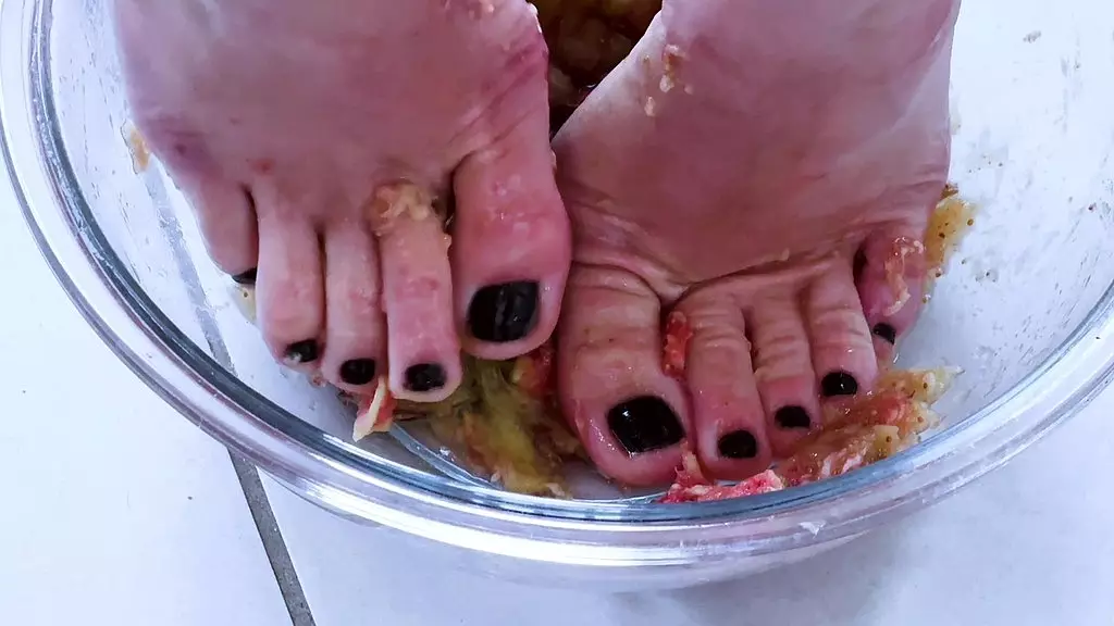 мои грязные подошвы готовы быть облизанными