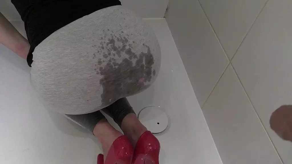 писаю на мою задницу в леггинсах и ступнях, затем мастурбирую на высоких каблуках