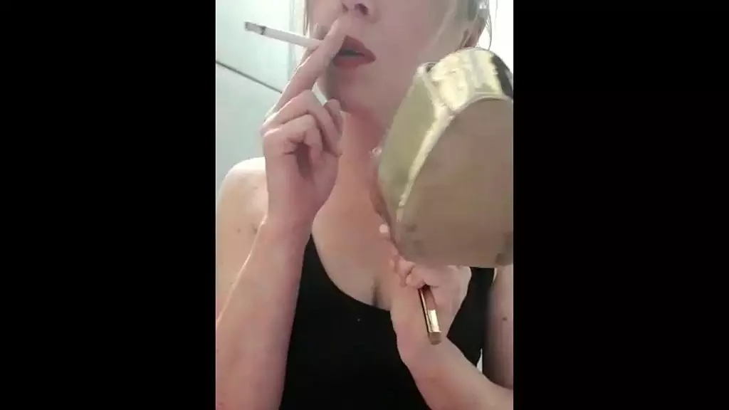 Курит и облизывает мои высокие каблуки, играет с туфлей и мочит мои джинсы