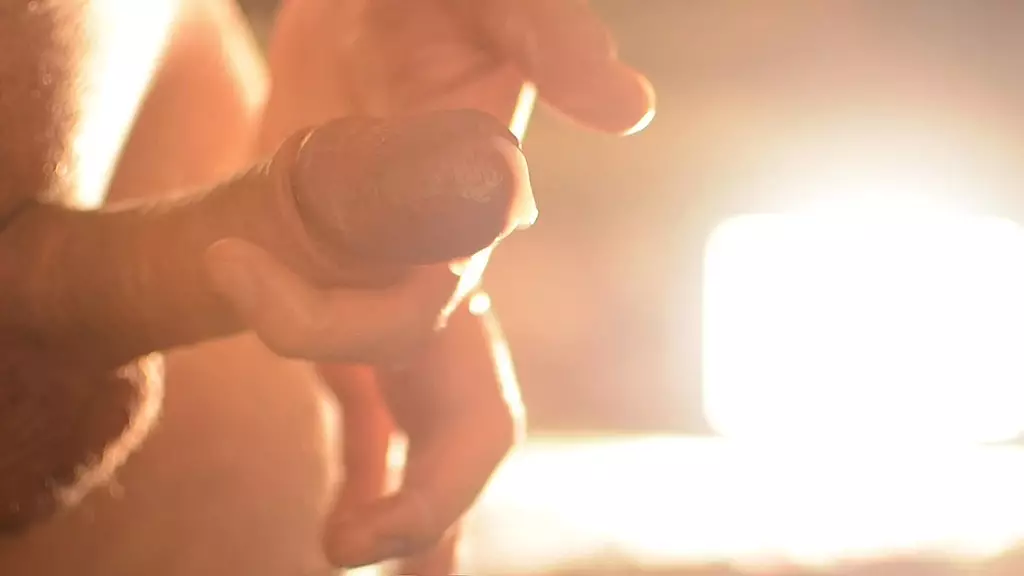 нежное поглаживание крупным планом = один палец сочится спермой