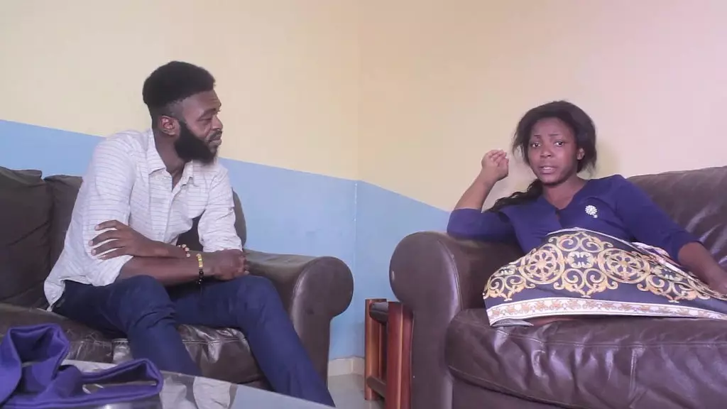 женщина недовольна своим мужем, автоматический ответ соседа на измену живут на публике в деревне