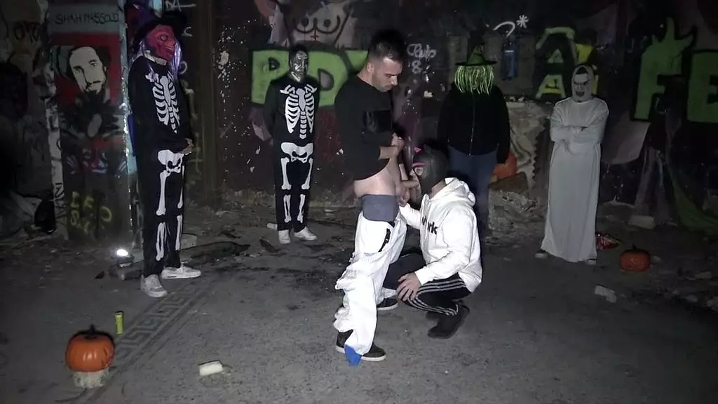 3 Прямо трахнут на Хэллоуин его другом