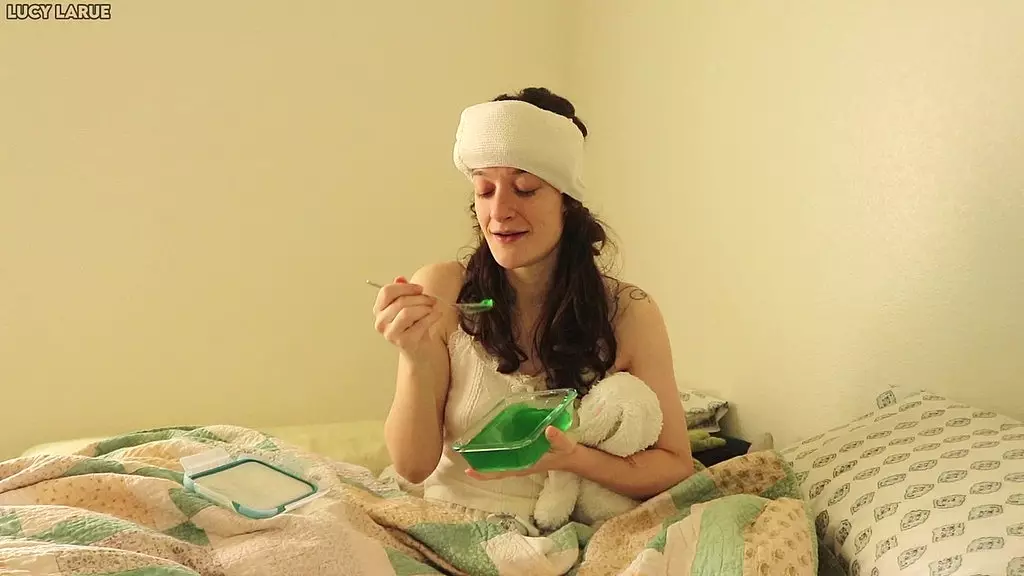 больная девчонка ест зеленое желе