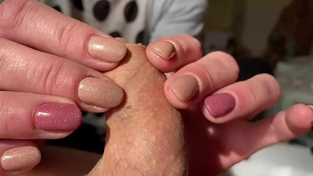 и жесткая игра с крайней плотью члена, пока он не кончит