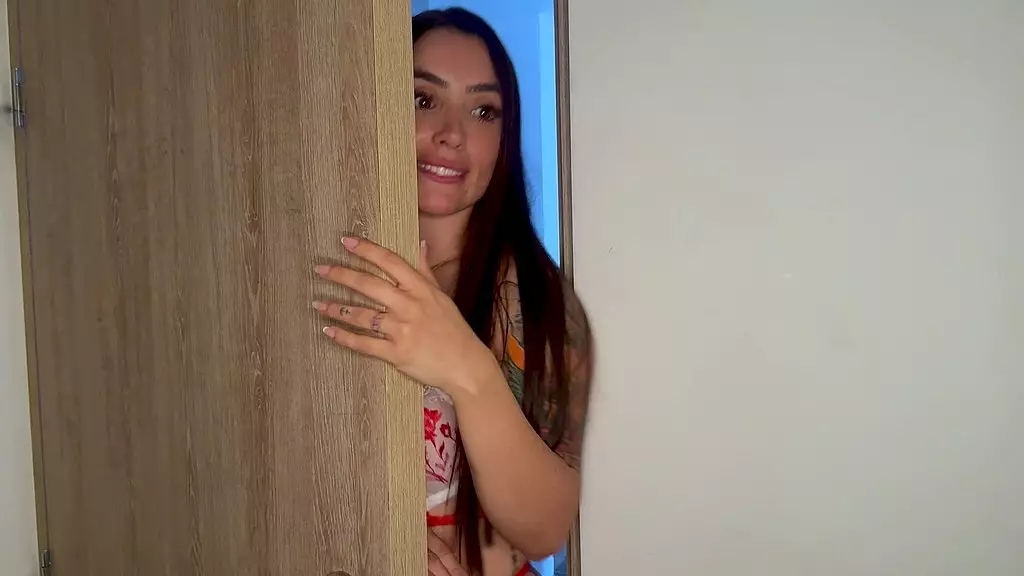 Неферник использует свой раздвоенный язык на моей заднице и члене