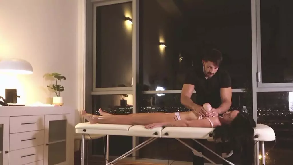 грязный массажист жестко трахает 18-летнюю крошку