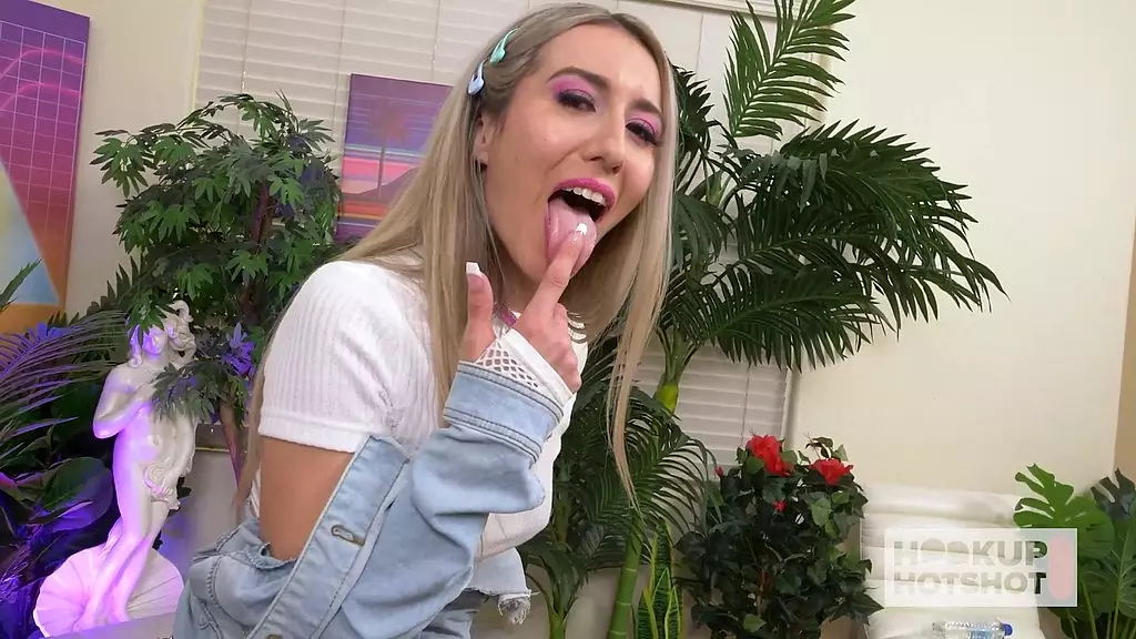 сладкая блондинка-шлюха сладкая София трахается грязно и грубо