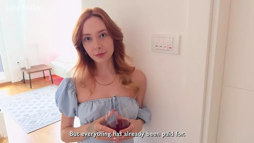 милашка трахнулась с курьером, и он даже не взял с нее денег за доставку