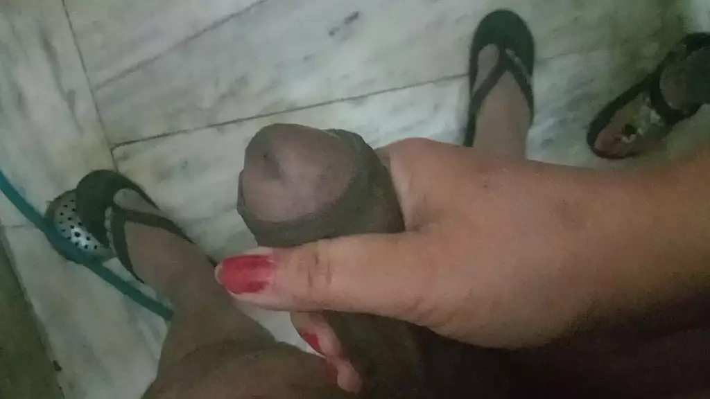 быстро! я удивляю девушку из обслуживания номеров, и она соглашается трахнуть меня и кончить ей в рот