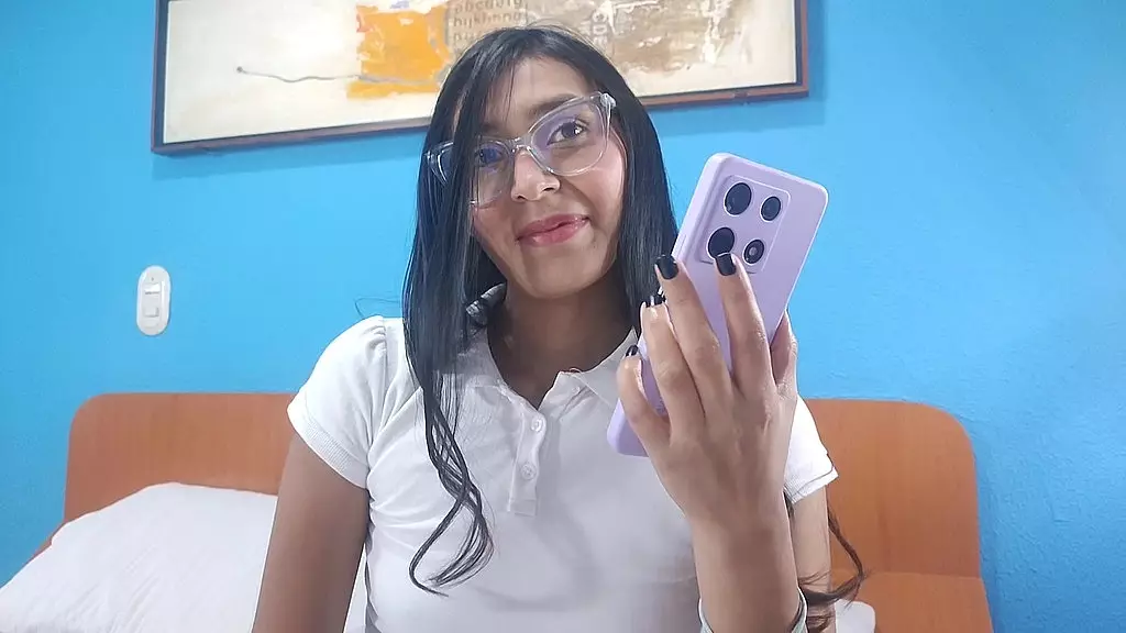 застенчивая, но очень сексуальная сводная сестра из колледжа трахается со сводным братом в короткой мини-юбке