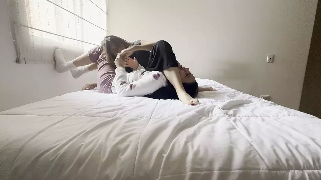 свободная охота за женщинами в пижаме с перетянутыми ногами, нетерпеливыми парнями и множеством оргазмов