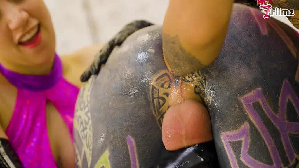 две доминатрикс трахают его задницу кулаками и пальцами