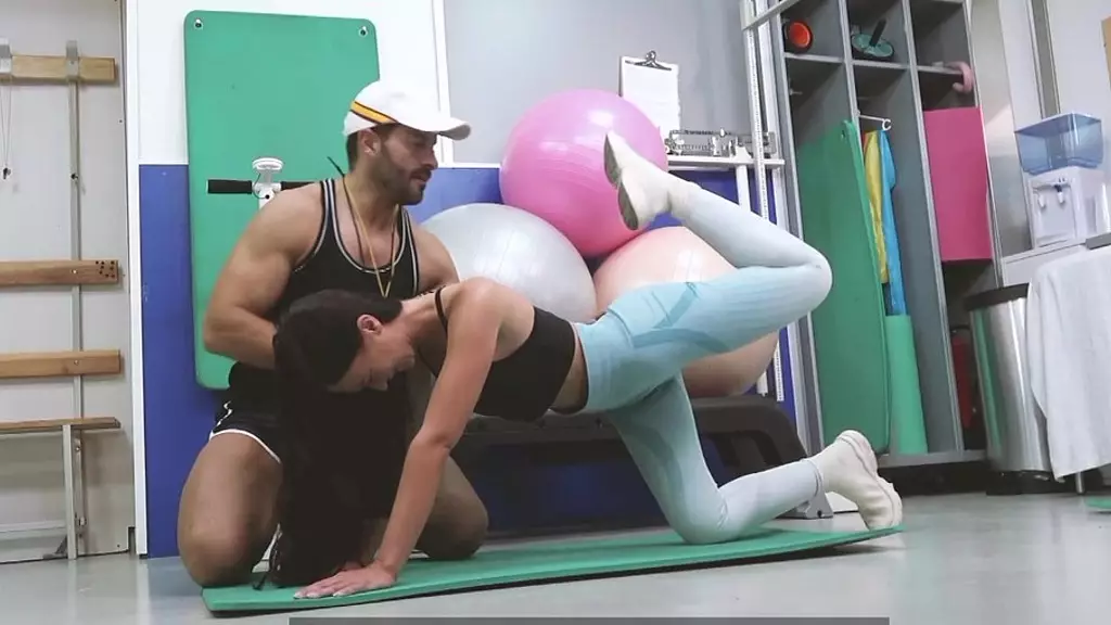 латиноамериканская большая задница грубо трахается с персональным тренером монстр-члена в спортзале