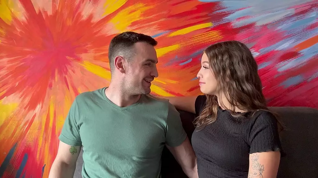 милашка-латина по соседству приглашает белого парня в свою квартиру