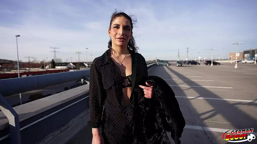 Немецкий разведчик - подтянутая итальянская девушка Лола Опасность с маленькими сиськами пикап для жесткого траха на кастинге