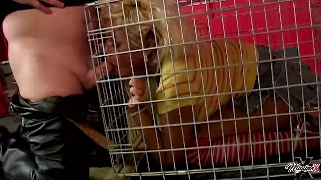 скотт родс хочет, чтобы максин отсосала у него, чтобы вытащить ее из клетки!