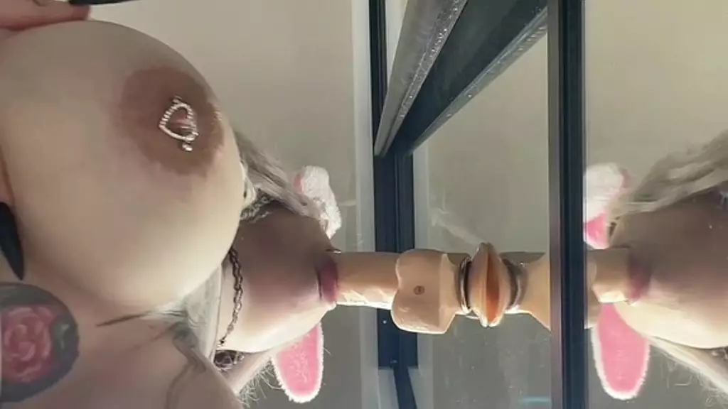 девочка-кролик любит трахаться с большим членом и кончать