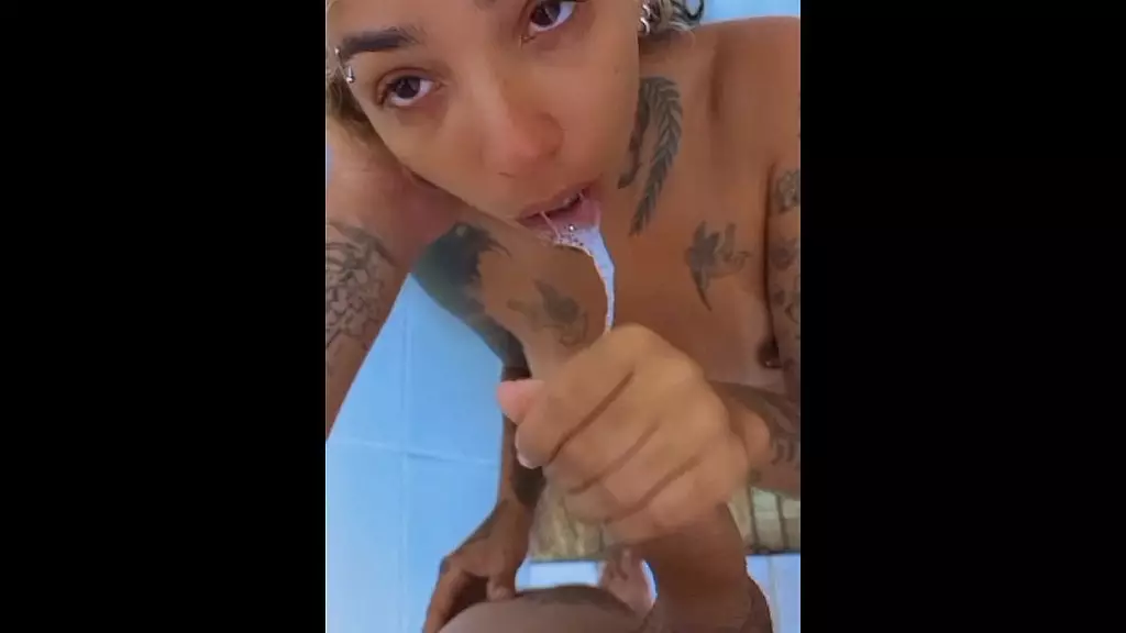 мне нравится чувствовать, как этот член застревает у меня в горле - Махара Бренда