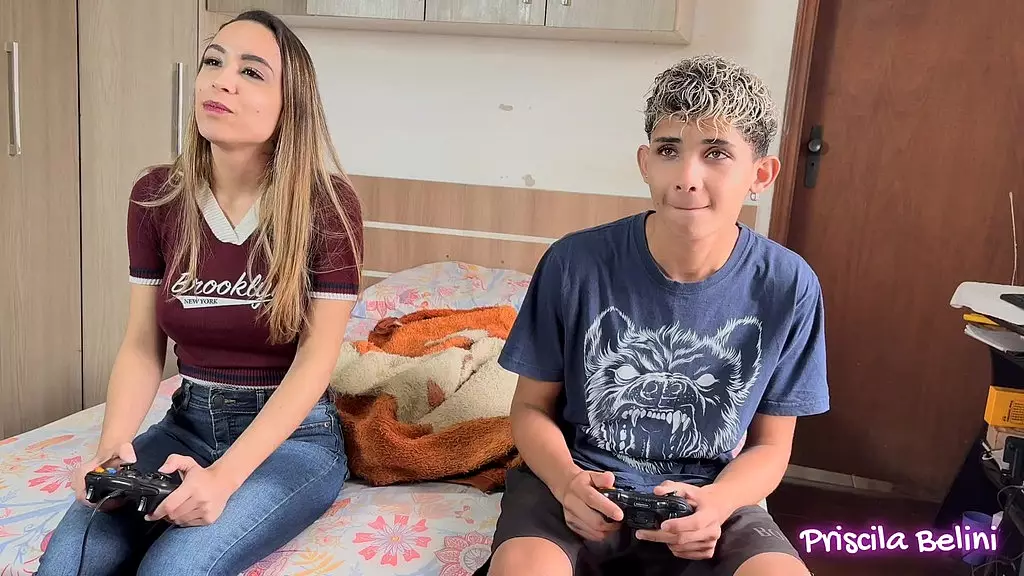 Minha Madrasta Saiu e me deixou em casa com o meu meio irmao tentei da pra ele enquanto ele descansava