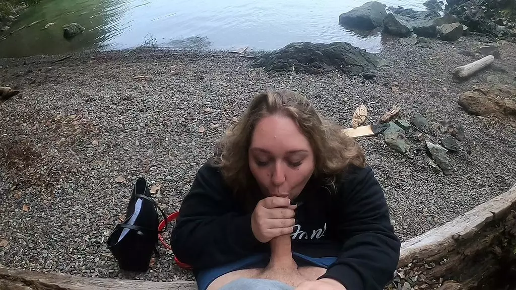 пышнотелая шлюха сосет член на свидании в тиндере на публике pov