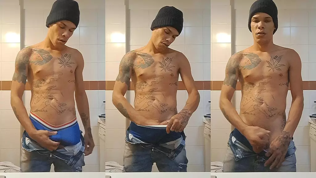 novinho se tocando na cozinha